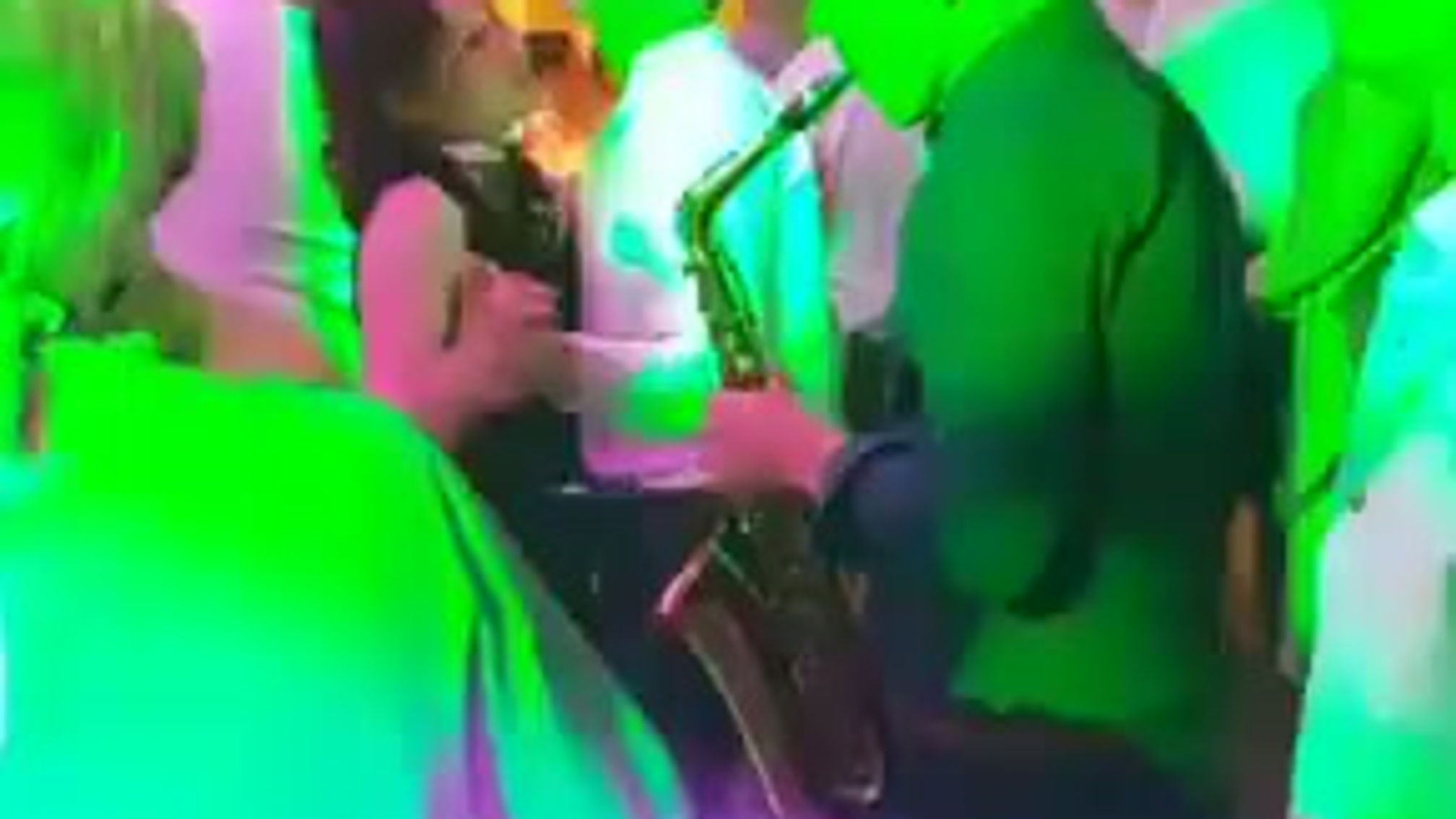 Saxit speelt Stumblin' In